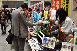 ネギの試食を食べた後に品種を尋ねるなど専門的な会話が飛び交った