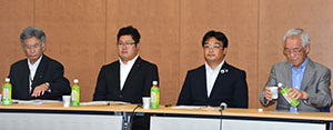 左から山崎ＪＡ全農常務、会津4Ｈクラブ会長、飯野全青協会長、笠原法人協会副会長
