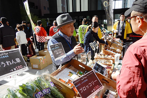 ビルの谷間に売り子の声が響く（東京都千代田区の大手町仲通りで）