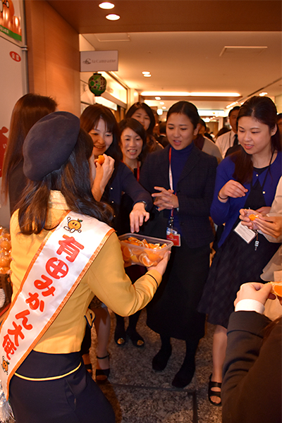 試食販売に大ぜいの人々が集まった