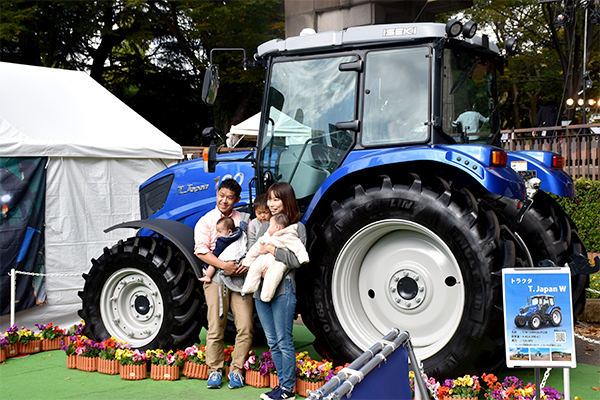 井関農機の大型トラクタと記念撮影