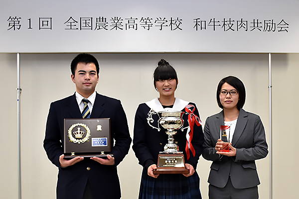 第1回和牛甲子園最優秀賞に輝いた岐阜県立飛騨高山高校のみなさん。（左から）加藤大地さん、林実佐子さん、安藤都先生。