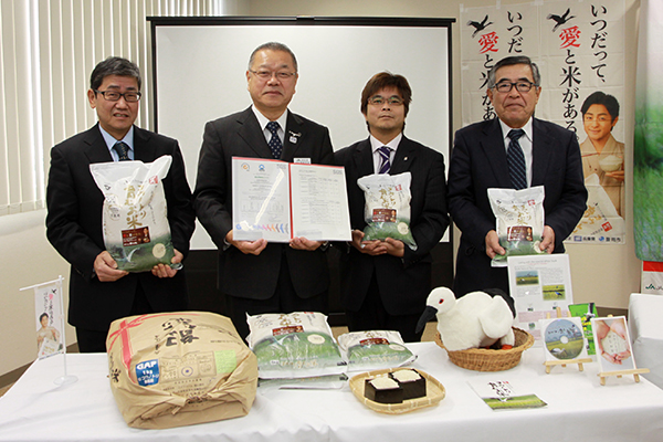 （写真左から）成田市雄氏、尾﨑市朗ＪＡたじま組合長、植田博成氏、村上彰氏