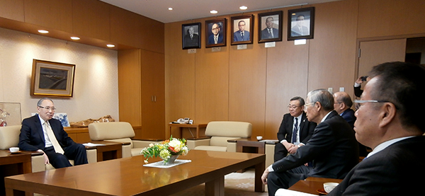 ＪＡ全農を表敬訪問した松田・在香港日本国総領事館大使。ＪＡ全農からは長澤会長、神出理事長、岩城専務、戸井チーフオフィサーが出席した。