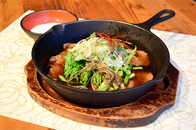 これから旬を迎える宮城県産せりと東北産牛モモ肉のすき焼き仕立て