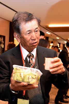 キウイの試食を勧める風呂谷部会長