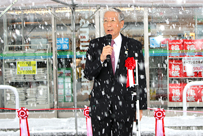 雪の中あいさつする長澤ＪＡ全農会長