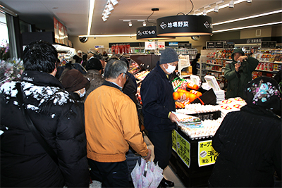 混みあう店内。地場野菜などが人気に