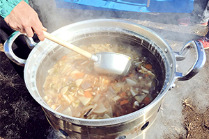 三鷹産の地場野菜をふんだんに使った炊き出し「のっぺい汁」で身も心も温まった第1回の様子。