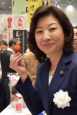 故郷の特産イチゴを手にする野田聖子総務大臣
