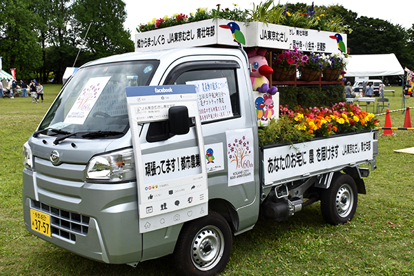 花デコトラック（ＪＡ東京むさし青壮年部フェスタ開催）