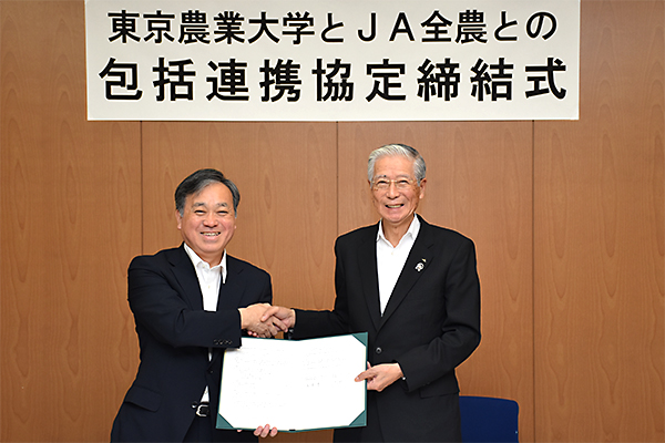 協定を締結した髙野学長（右）と長澤会長