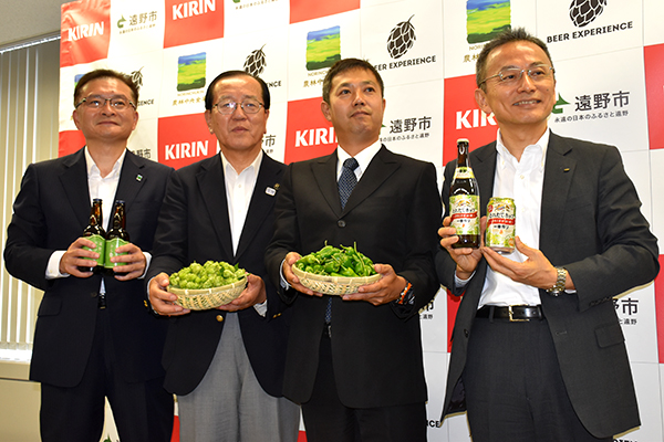 写真右から溝内良輔キリン取締役常務執行役員、吉田敦史ＢＥＥＲ　ＥＸＰＥＲＩＥＮＣＥ社代表取締役社長（手にしているのはパドロン）、本田敏秋遠野市長（手にしているのがホップ）、金丸哲也農林中央金庫代表理事専務