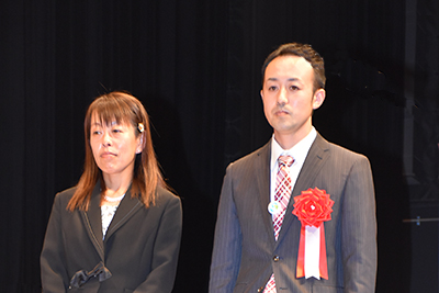 第36回全農酪農経営体験発表会　最優秀賞に輝いた山崎夫妻。敏さん（左）と幸子さん
