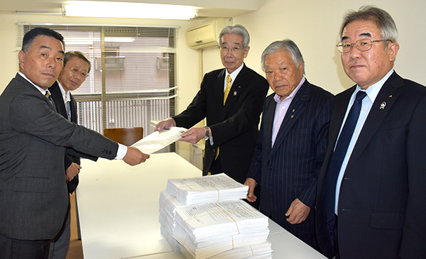 「種子法」復活へ署名2万人　八木岡会長（左）に2万人の署名を渡すＪＡ島根県グループ