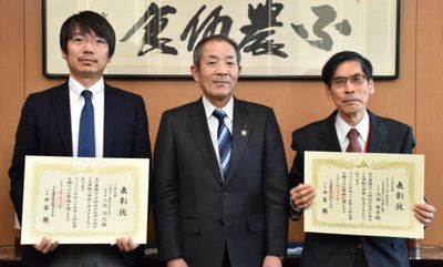 ＪＡ研究賞を受賞した小林・北大准教授（左）と高瀬・福島大名誉教授。中央は中家ＪＡ全中会長。