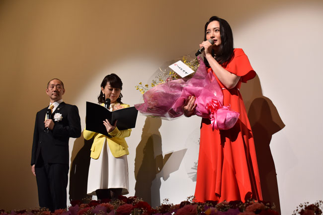 花束を手に挨拶する仲間由紀恵さん