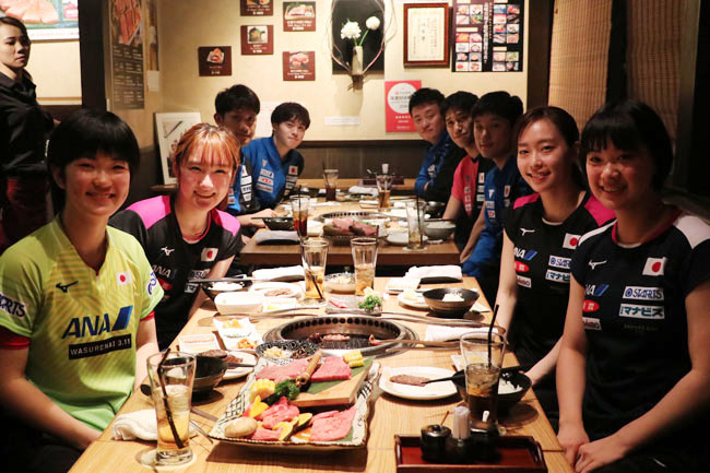 20190606　香港の焼肉レストラン「和牛焼肉　純」で食事をする卓球日本代表選手