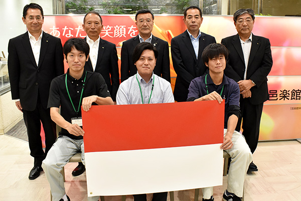 インドネシアで支援活動に取り組む職員（前列左から襟川泰成さん、落合威夫さん、高際直人さん）を激励するＪＡ邑楽館林の役員のみなさん。