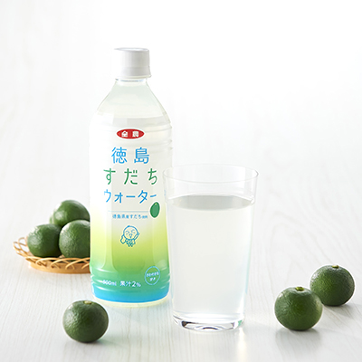 徳島県を代表する「すだち」の果汁を使用した清涼飲料水「徳島すだちウォーター」（500ml入りペットボトル）