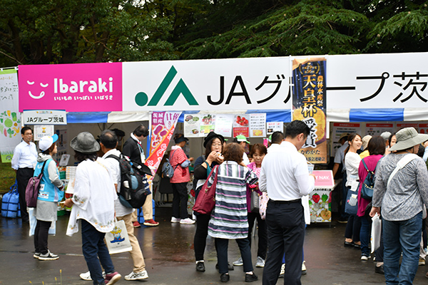 笠松運動公園陸上競技場「ラッキー広場」のＪＡグループ茨城のブースで、農林水産祭で天皇杯を受賞した「焼き芋」などを販売