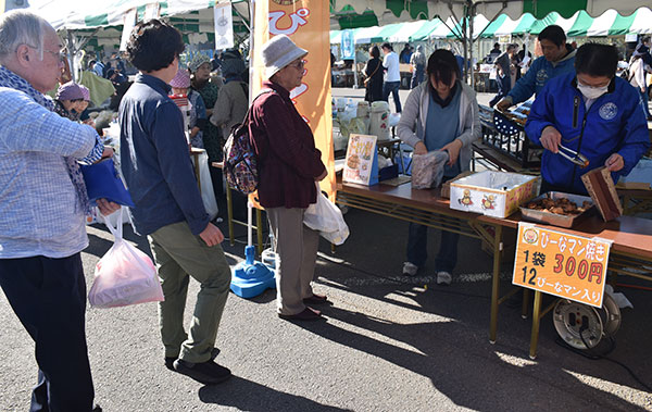 「ぴーなマン焼き」に行列