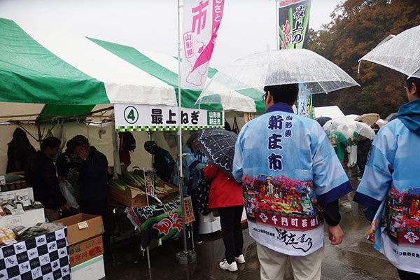 ネギの産地が出そろったサミット。雨にもかかわらず多くの人で賑わった