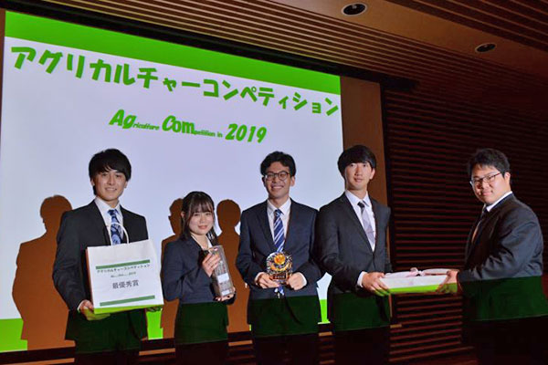 学術的研究分野で最優秀賞を受賞した日本大学商学部川野ゼミ・ゑゐチーム