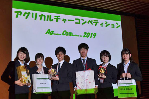 実践研究分野で最優秀賞を受賞した日本大学商学部秋川ゼミ・買い物弱者班。