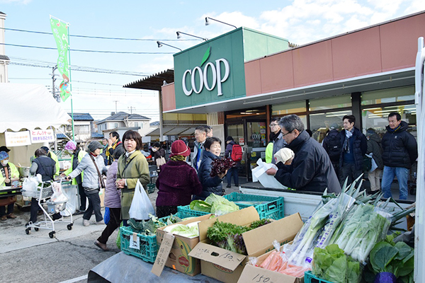 賑わった昨年年末の「とれたてトラック市」1