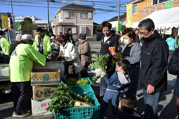 賑わった昨年年末の「とれたてトラック市」