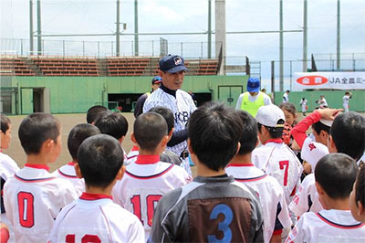 内野手の指導をする田中幸雄講師