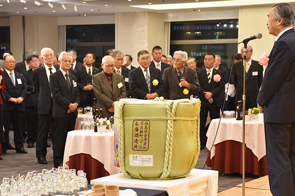 開会のあいさつをする森島会長代行