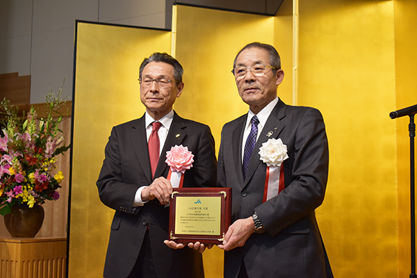 ＪＡ広報大賞の表彰を受けるJAとぴあ浜松の鈴木和俊会長（左）