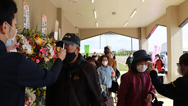 オープン当日多数の来客でにぎわった、新型コロナ感染に備え検温と消毒を徹底２