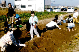 「子ども体験農園すくすく」で芋掘りする子どもたち