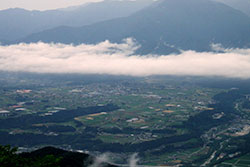 伊那地方の美しい景観は「安定兼業」によって守られている（中川村陣馬形山から）