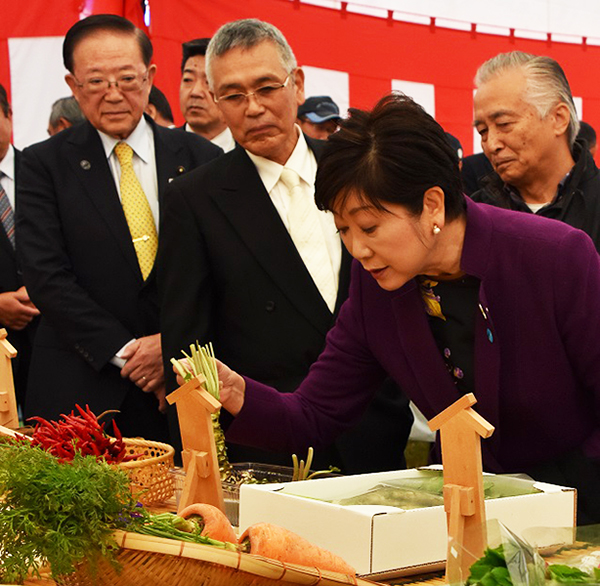 ＪＡ東京中央会・各連合会共通会長 須藤 正敏氏（中央左）と小池百合子東京都知事