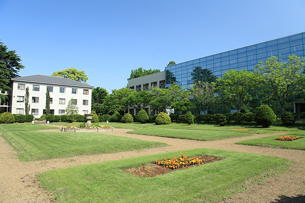 松戸キャンパスの園芸学部。手前はフランス式庭園