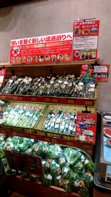 ＪＡ信州うえだ産の野菜が人気だ（生産者グループと提携した広島県のスーパー）