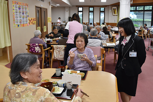 「友遊苑」のデイサービスの光景。右は細谷施設長