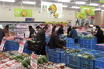 平日にもかかわらず開店と同時にたくさんのお客さんで溢れる