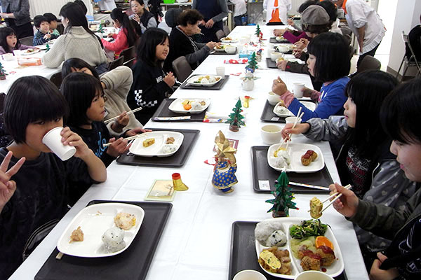 写真１：会場に集まったたくさんの子どもたち　ＪＡ高知県（旧ＪＡ南国市）女性部