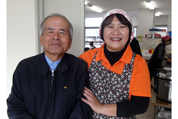 野菜を提供してくれた農家の方と窪田女性部長　ＪＡ高知県（旧ＪＡ南国市）女性部