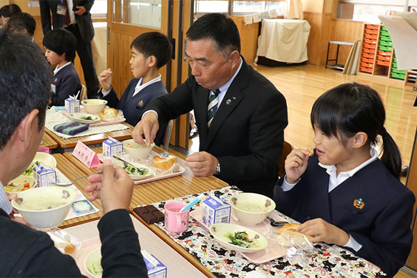 ＪＡによる供給で水戸市の学校給食の地場産比率は6割近くに。 中央が八木岡組合長　【ＪＡ自己改革の現場から・ＪＡ水戸】地場消費から輸出まですそ野広げ販売拡大