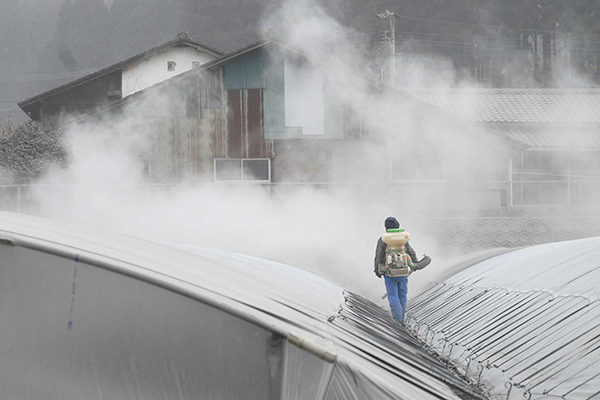 降灰を除去に職員が真っ先に駆けつけた　【現地ルポ】ＪＡこばやし（宮崎県）　災害時に真価発揮　肉牛の産地トップ築く