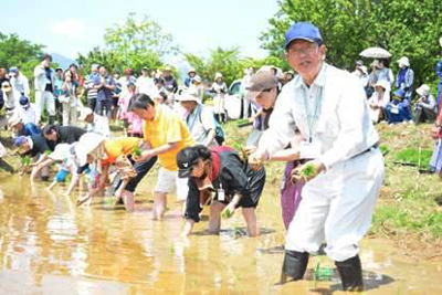 未来を担う子どもたちと田植え　特集：食料・農業・地域の未来を切り拓くＪＡ新時代　ＪＡ福島中央会会長（ＪＡふくしま未来組合長）　菅野孝志