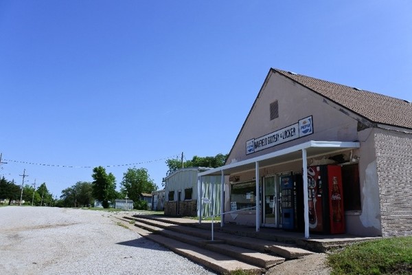 カンザス州ウィチタ市から南西約60キロのサムナー郡メイフィール ド村（人口113人）に一軒だけある食料雑貨店。