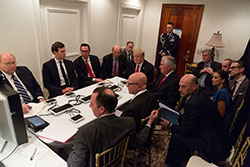 ４月７日にホワイトハウスが発表したシリア空爆の報告を受けるトランプ政権の会議。テーブル中央に陣取る（左から２人め）のが大統領上級顧問で娘婿のクシュナー氏。ドアの右側の椅子に座っているのがバノン首席戦略官。政権内の力関係を象徴する写真として注目された。