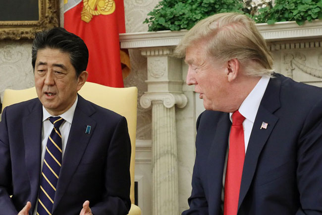 トランプ大統領と対談する安倍首相